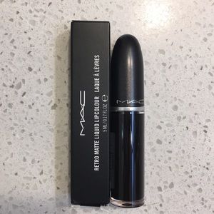 MAC Retro Matte Liquid Lipcolor Black